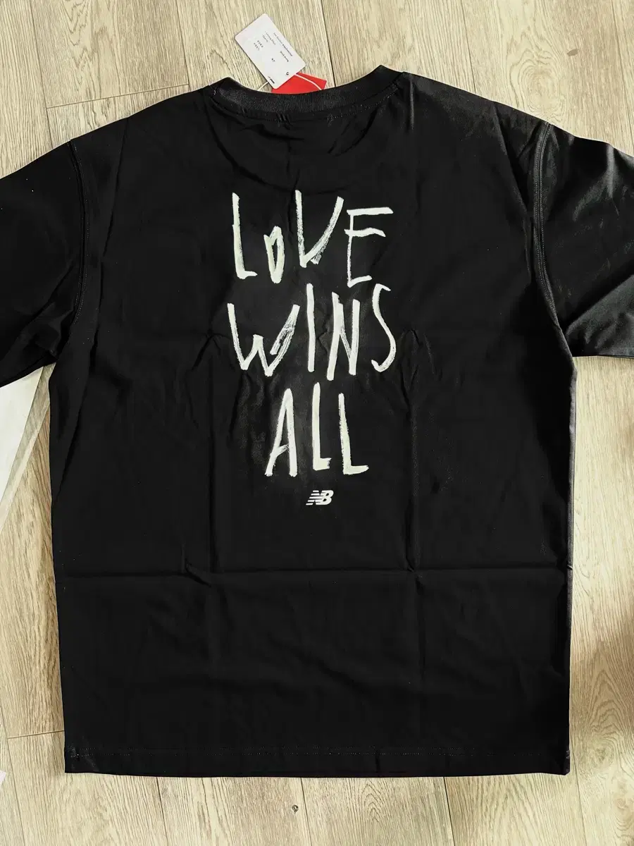 New Balance LOVE WINS ALL Tシャツ newbalance IU Tシャツ New